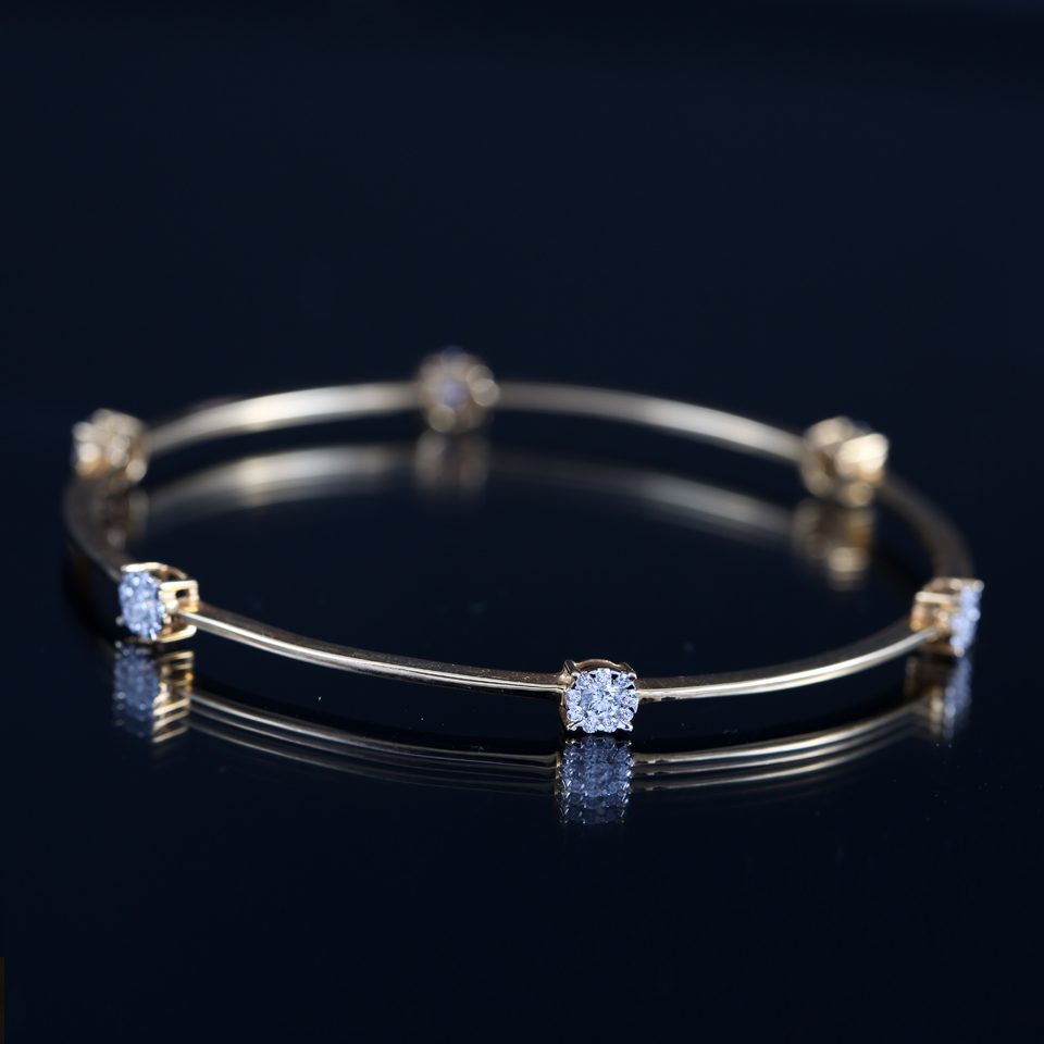 KMN 121 - Sleek Solitaire Setting Diamond Bangle